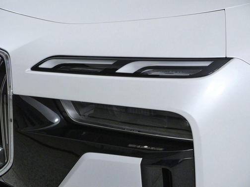 Mineral White Metallic 2024 BMW 740 xDrive