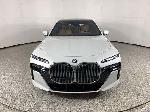 Mineral White Metallic 2024 BMW 740 xDrive