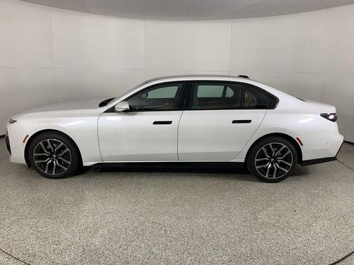 Mineral White Metallic 2024 BMW 740 xDrive