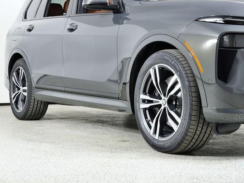 Gray Metallic 2026 BMW X7 xDrive40i