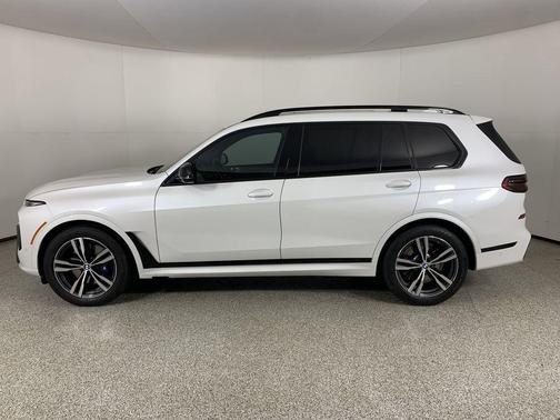 Mineral White Metallic 2024 BMW X7 M60i