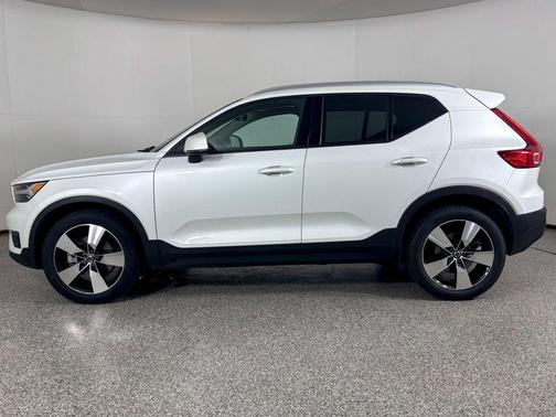 2021 Volvo XC40 T5 Momentum