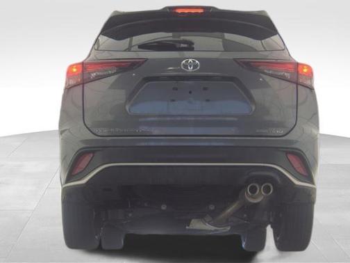 Magnetic Gray Metallic 2025 Toyota Highlander XSE