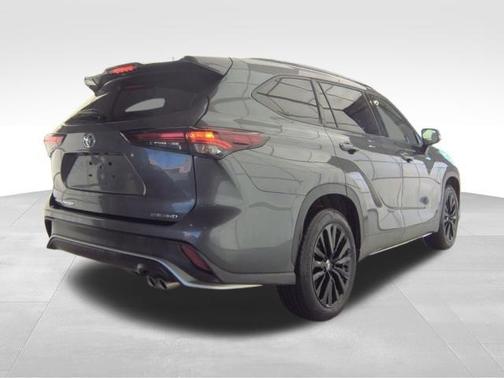 Magnetic Gray Metallic 2025 Toyota Highlander XSE