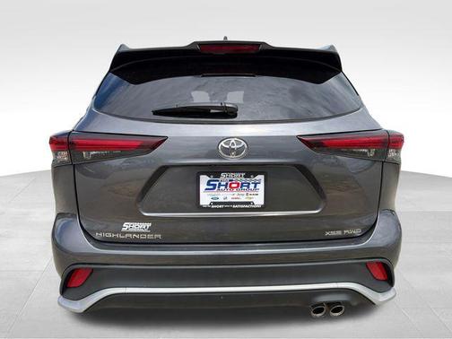 Magnetic Gray Metallic 2025 Toyota Highlander XSE