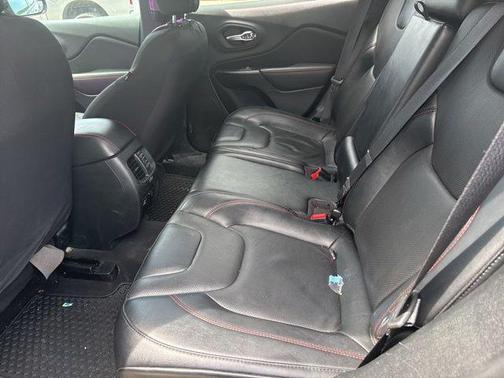Diamond Black Crystal Pearlcoat 2022 Jeep Cherokee Trailhawk