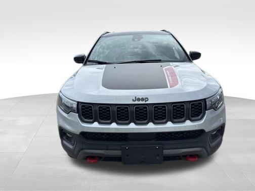 Silver Zynith Metallic Clearcoat 2024 Jeep Compass Trailhawk