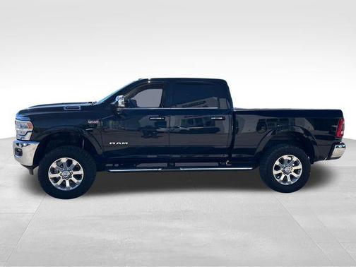 Diamond Black Crystal Pearlcoat 2022 RAM 2500 Laramie Crew Cab 4x4 6'4' Box