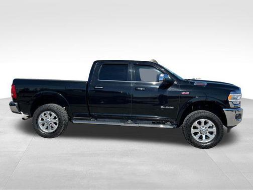 Diamond Black Crystal Pearlcoat 2022 RAM 2500 Laramie Crew Cab 4x4 6'4' Box