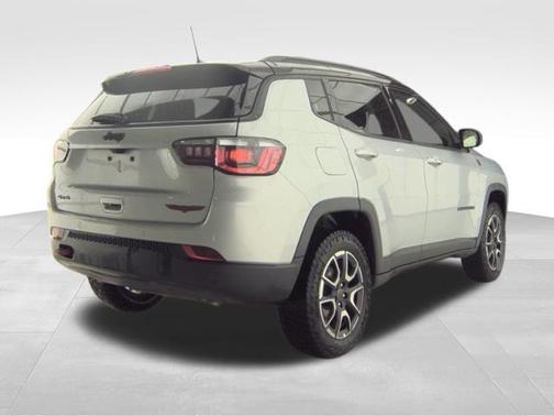 Silver Zynith Metallic Clearcoat 2025 Jeep Compass Trailhawk