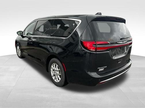 Diamond Black Crystal Pearlcoat 2026 Chrysler Pacifica L