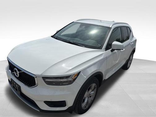 Ice White 2020 Volvo XC40 T5 Momentum