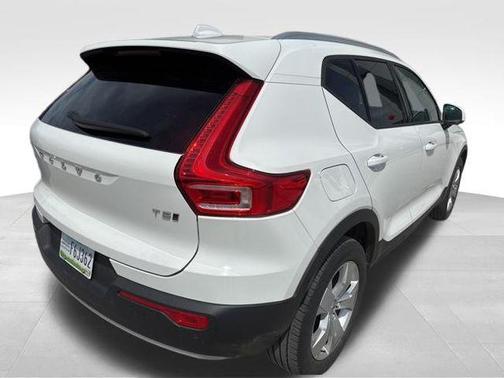 Ice White 2020 Volvo XC40 T5 Momentum
