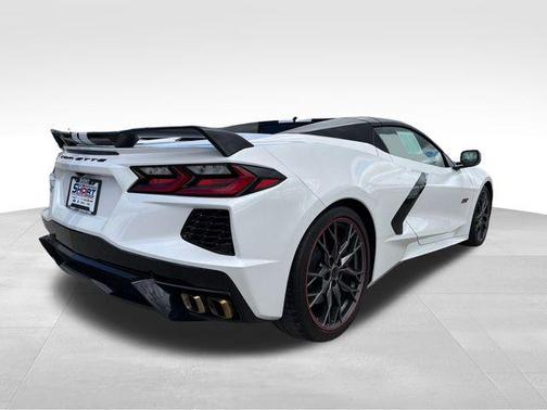 White Pearl Metallic Tricoat 2023 Chevrolet Corvette Stingray w/3LT