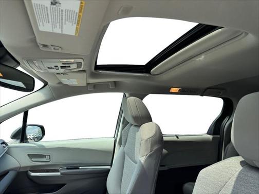 2022 Toyota Sienna LE