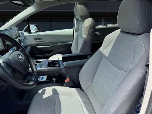 2022 Toyota Sienna LE