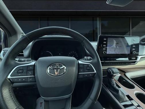 2022 Toyota Sienna XLE 8 Passenger
