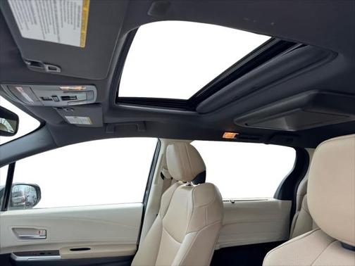 2022 Toyota Sienna XLE 8 Passenger
