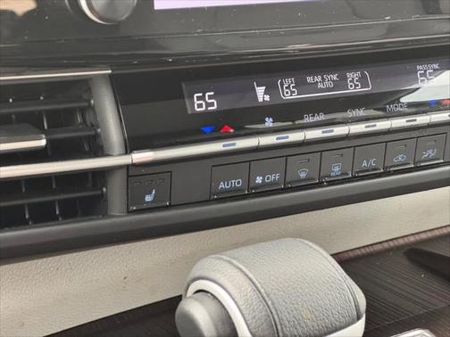 2023 Toyota Sienna XLE 8 Passenger