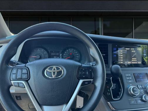 2017 Toyota Sienna LE