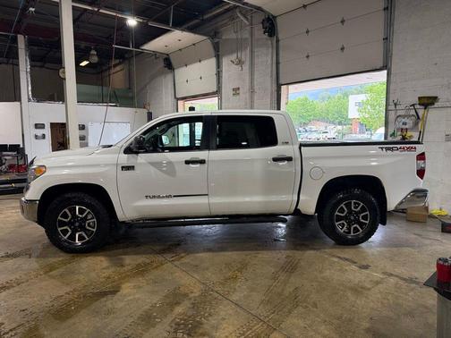 Super White 2015 Toyota Tundra SR5