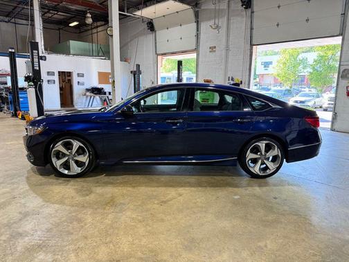 Still Night Pearl 2018 Honda Accord Touring