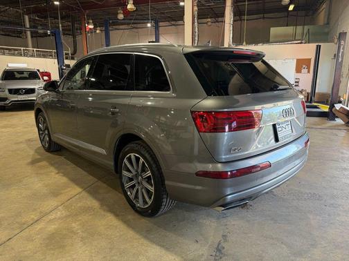 Graphite Gray Metallic 2017 Audi Q7 3.0T Premium