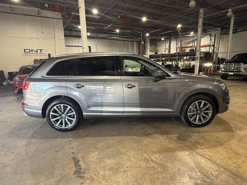 Graphite Gray Metallic 2017 Audi Q7 3.0T Premium