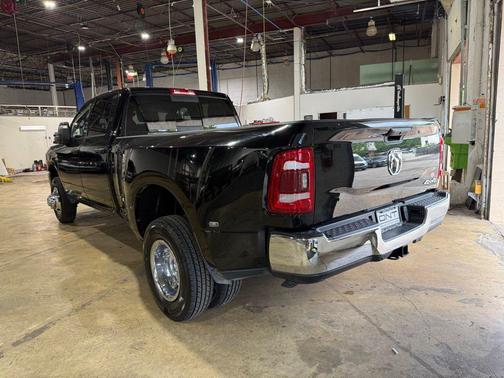 Diamond Black Crystal Pearlcoat 2024 RAM 3500 Tradesman Crew Cab 4x4 8' Box