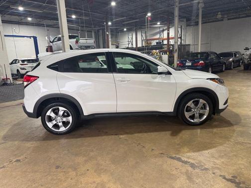 Platinum White Pearl 2020 Honda HR-V LX