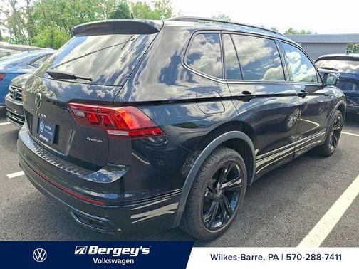 Deep Black Pearl Effect 2024 Volkswagen Tiguan 2.0T SE R-Line Black