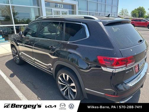 Deep Black Pearl Effect 2023 Volkswagen Atlas 3.6L SEL Premium R-Line