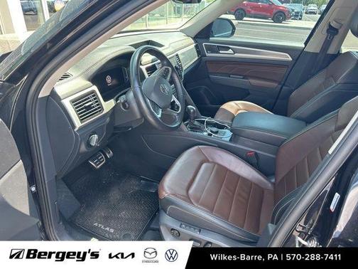 Deep Black Pearl Effect 2023 Volkswagen Atlas 3.6L SEL Premium R-Line