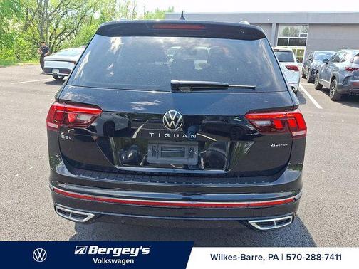 Deep Black Pearl Effect 2024 Volkswagen Tiguan 2.0T SEL R-Line