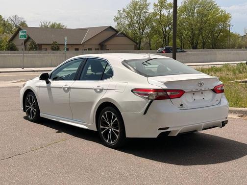 White 2019 Toyota Camry SE
