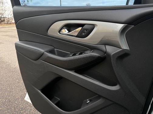White 2022 Chevrolet Traverse LT Leather