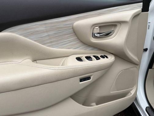 White 2015 Nissan Murano Platinum