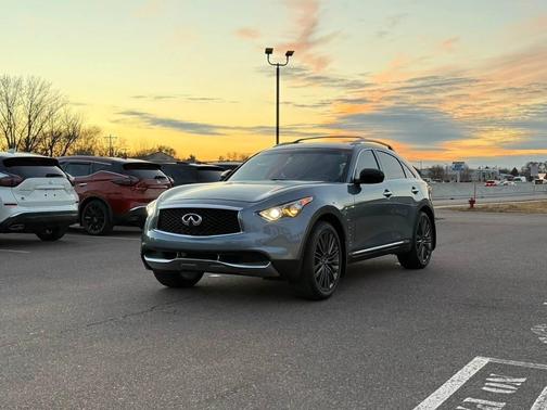 2017 INFINITI QX70 Base