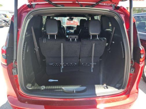 PR6 2027 Chrysler Pacifica SELECT