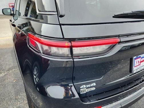 Diamond Black 2025 Jeep Grand Cherokee Laredo X