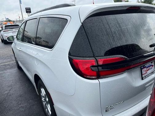 Bright White Clearcoat 2022 Chrysler Pacifica Touring L