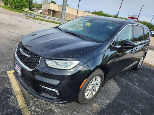 Brilliant Black Crystal Pearlcoat 2023 Chrysler Pacifica Touring-L
