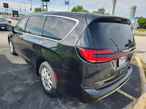 Brilliant Black Crystal Pearlcoat 2023 Chrysler Pacifica Touring-L