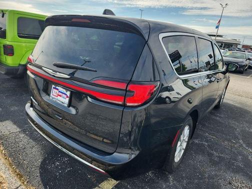 Brilliant Black Crystal Pearlcoat 2023 Chrysler Pacifica Touring-L