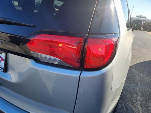 Silver Mist Clearcoat 2026 Chrysler Voyager LX