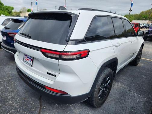 Bright White Clearcoat 2024 Jeep Grand Cherokee Laredo