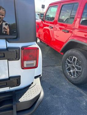 Bright White Clearcoat 2016 Jeep Wrangler Sahara
