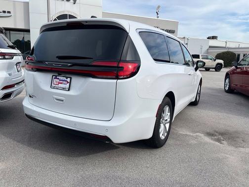 Bright White Clearcoat 2027 Chrysler Pacifica Select AWD