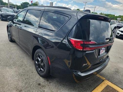 2025 Chrysler Pacifica Hybrid Select