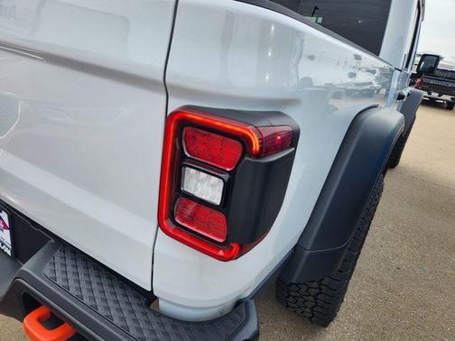 Bright White Clearcoat 2026 Jeep Gladiator Mojave